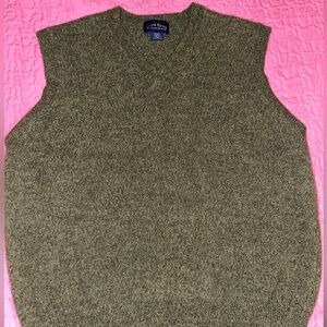 Club Room Men's V-Neck Sweater Vest in Olive